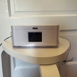 RCA Dual Alarm Clock Radio in white. In excellent condition.